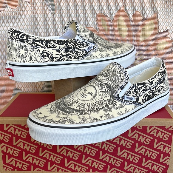 Vans Shoes - Vans WMNS Classic Slip-0n
(Ouroboros) Black/Tr Wht
VN0A4U38WT8
Sneakers